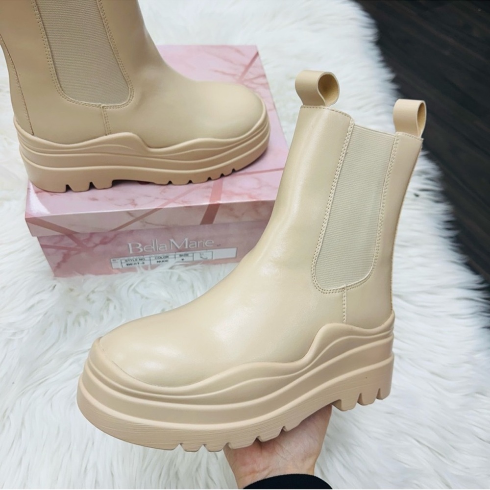 Chelsea boot cream/beige rubber boots size 6.5 m NIB